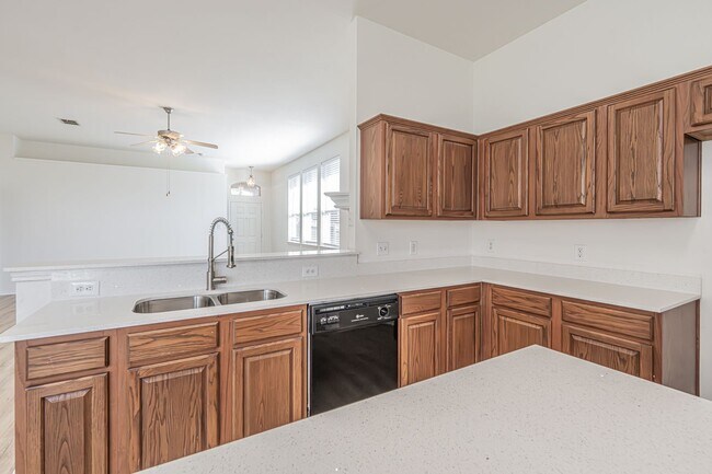 Building Photo - 3 Bedroom 2 Bath Home