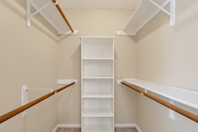 Building Photo - 910 Norfolk Dr