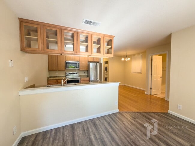Building Photo - Gated Community, 3 Bed Condo!