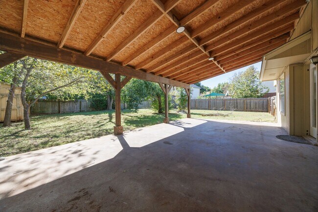 Building Photo - Charming Family Home in Highly Sought-Afte...