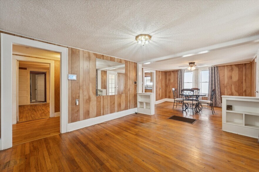 Building Photo - 742 E Park Ave