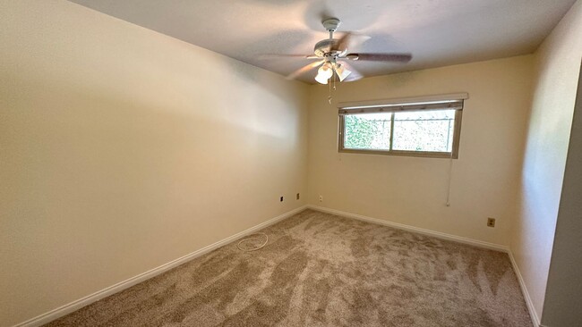 Building Photo - 4 bedroom in Escondido with backyard w poo...