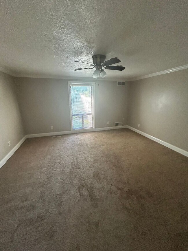 Building Photo - Modern 1 Bedroom Townhome in Prime Moon Township Location!