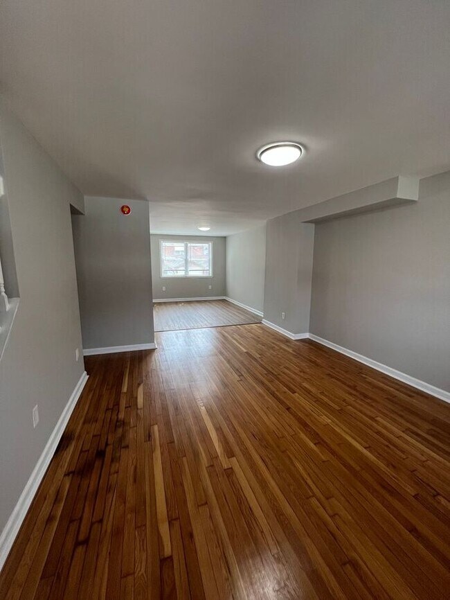 Building Photo - 3 Bedroom Townhome with Parking