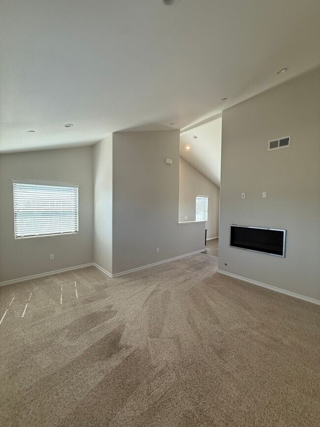 Building Photo - Updated 2 Bedroom/ 2 Bathroom Duplex in Coffee Park!