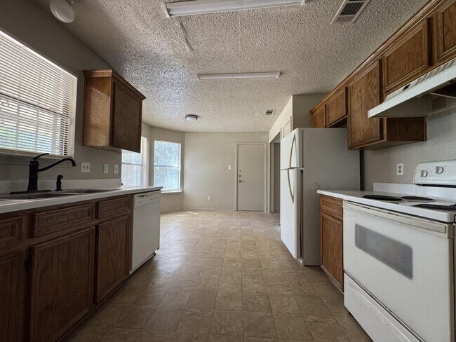 Building Photo - 2902 Bluejay Dr