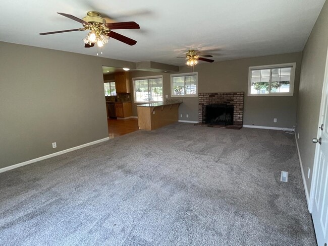 Building Photo - 1570 Camille Ct