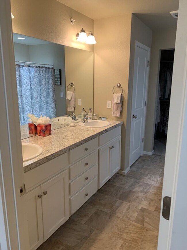 Building Photo - Spacious 3-Bedroom End-Unit Townhome for R...