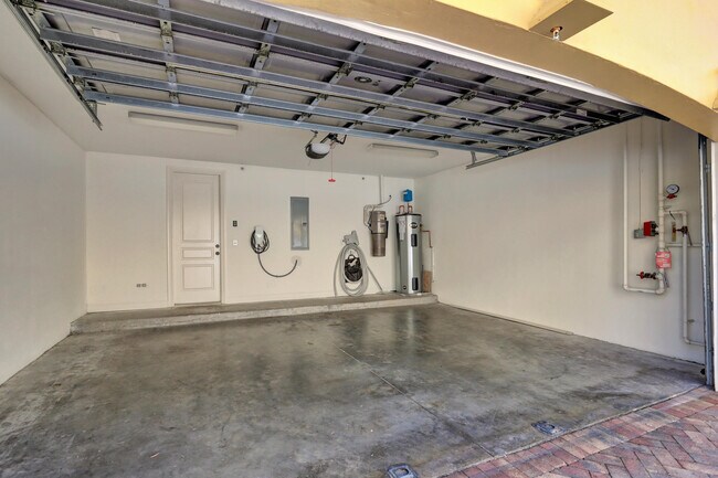Building Photo - 343 Flamingo Dr