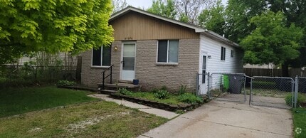 Building Photo - Move In Ready Home In Clinton Township