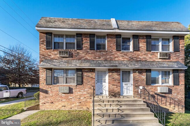 Building Photo - 600 Walnut Ln