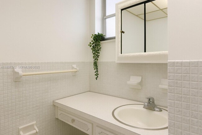 Building Photo - 215 SE 3rd Ave