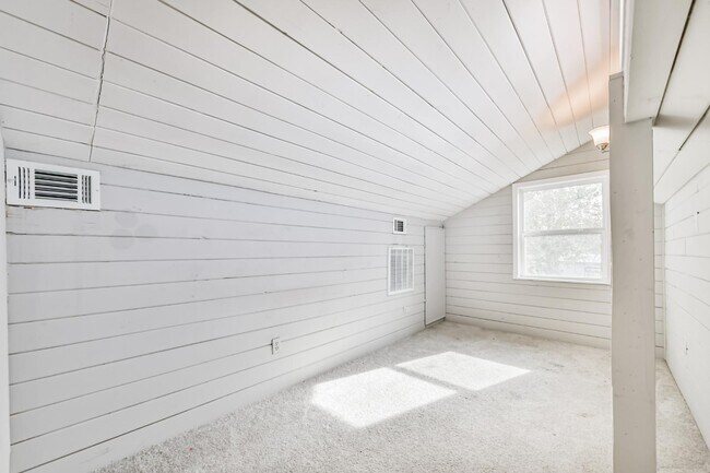 Building Photo - 305 Red Haven Dr