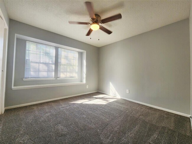 Building Photo - 15006 Yorktown Colony Dr
