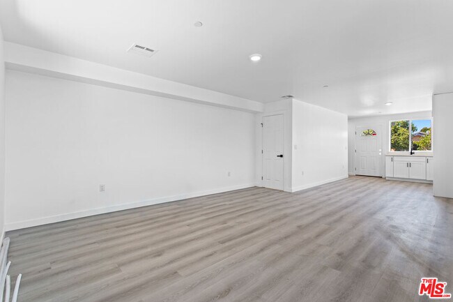 Building Photo - 442 E 118th St