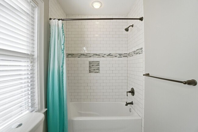 Building Photo - Historic Wesley Heights Home | Walkable to Uptown | 2 Primary Suites