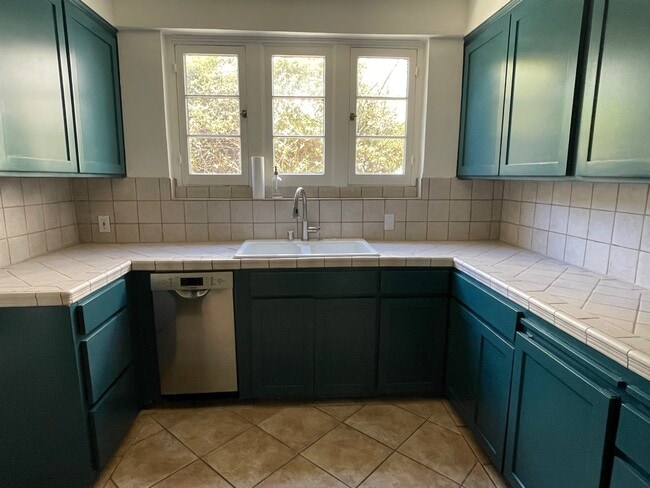 Kitchen w Bosch DW - 835 S Holt Ave