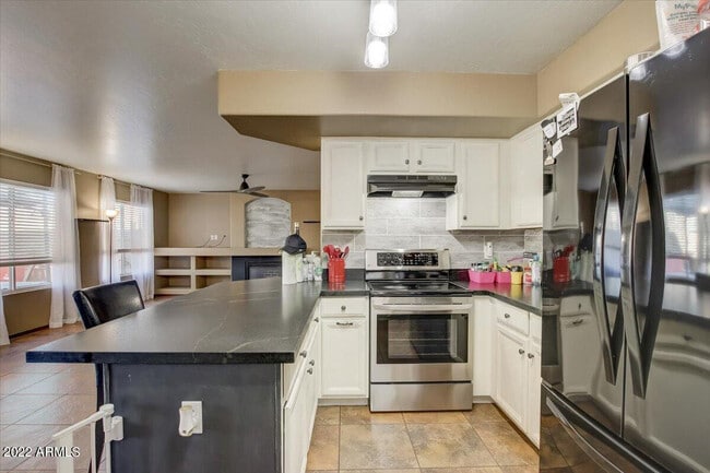 Building Photo - 14878 W Bloomfield Rd