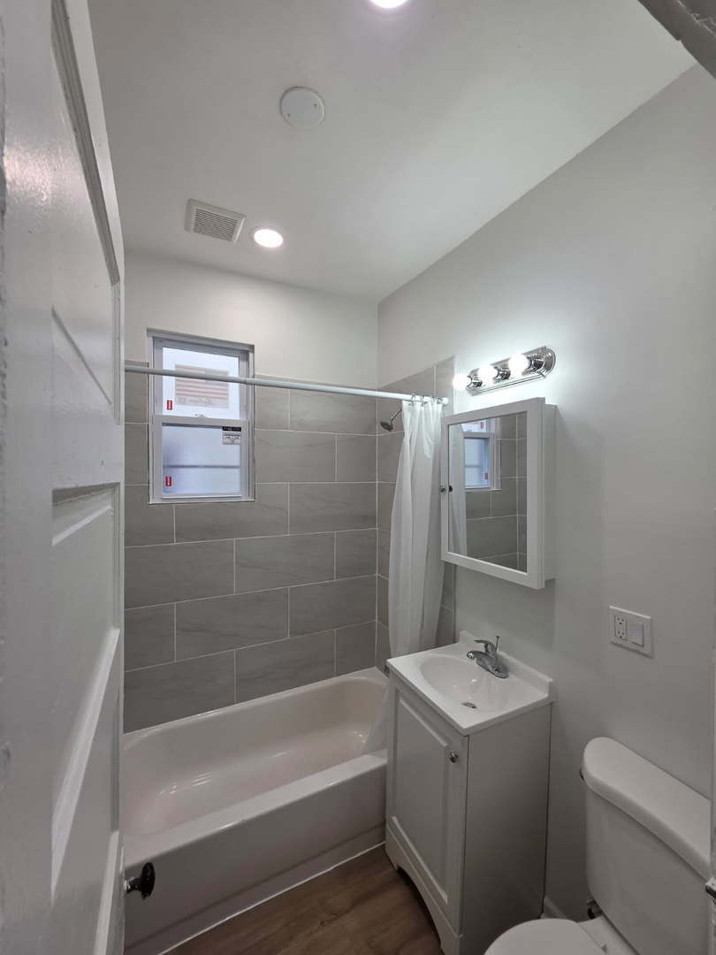 Building Photo - 3745 W Diversey Ave