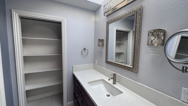 Building Photo - Upgraded 2 bedroom with bonus room