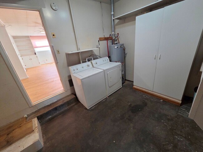 Building Photo - Spacious 3/4 bedroom, 2 bath home beautifu...