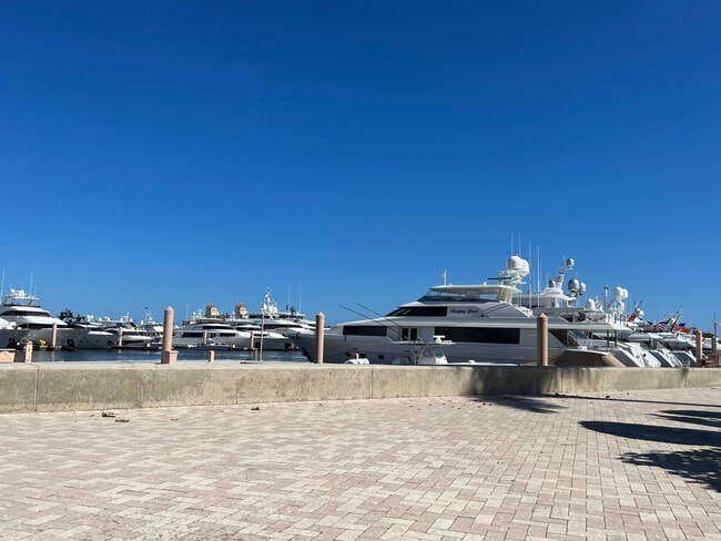 Building Photo - 630 S Sapodilla Ave