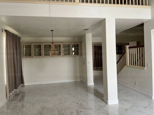 Building Photo - Stunning 4-bedroom, 3 bathroom home located in the westside of Bakersfield this spacious house of...