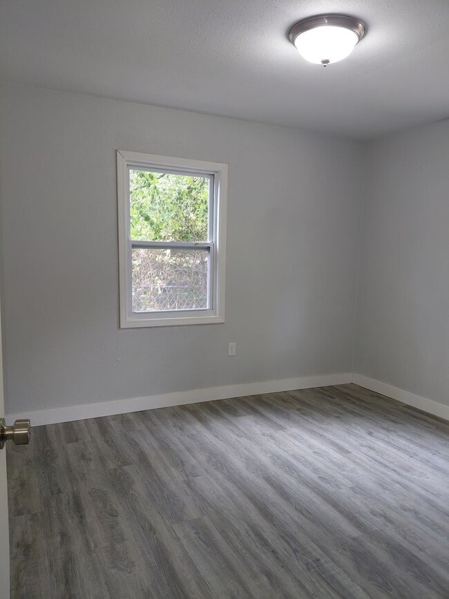 Building Photo - 2 bedroom 1 bath house