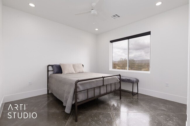 Building Photo - Beautiful 6 Bedroom 4.5 Bathroom Home in D...