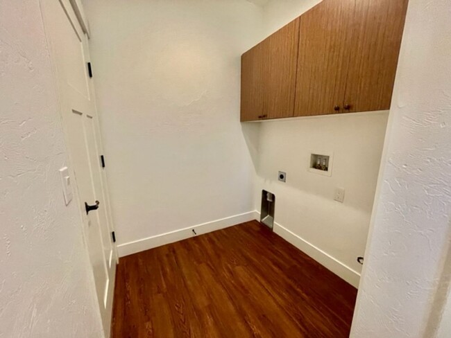 Building Photo - Beautiful 3BR/2BA Townhome Near Lake Pagos...