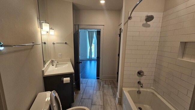 Building Photo - Simple & Stylish 1BR, 1BA Home