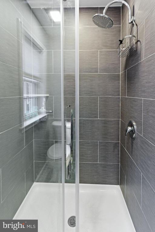 Building Photo - 10 Boulder Brook Dr