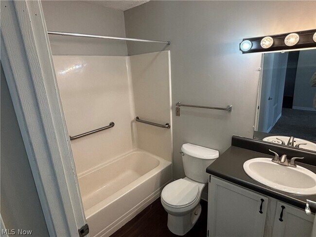 Building Photo - 59 Lincoln Way E