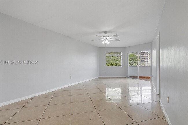 Building Photo - 1671 NE Miami Gardens Dr