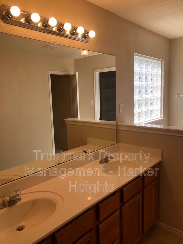 Building Photo - 4705 Golden Gate Dr