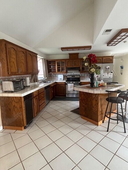 Building Photo - 605 N Mildred Ave