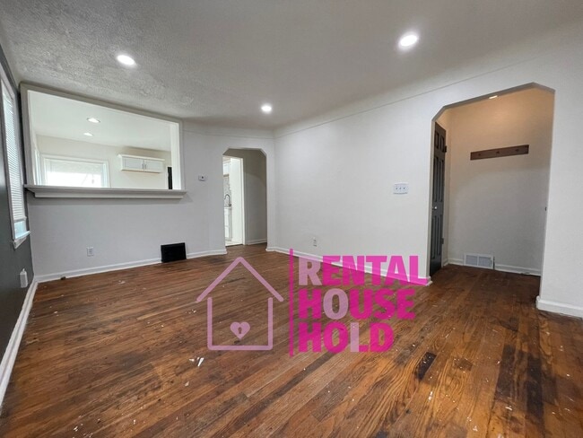 Building Photo - ~ 3 BEDROOM 1 BATH BUNGALOW FREE PRE-SCREEN