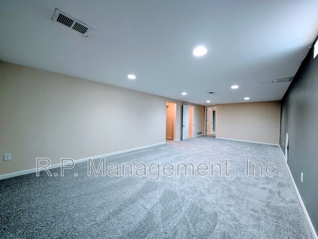 Building Photo - 9342 Trenton Ln N