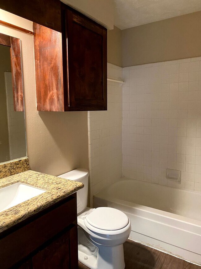 Building Photo - Cozy 2/2 Duplex Available for Prelease!