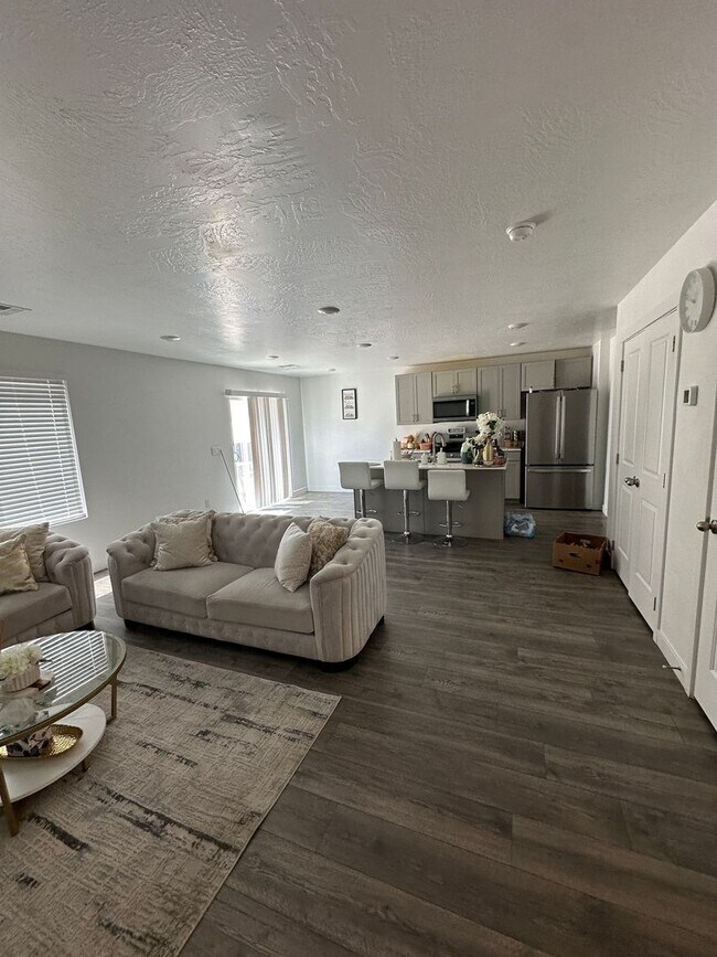 Building Photo - Charming Townhome