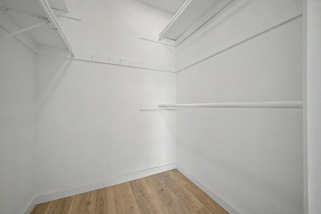 Building Photo - 935 W Santa Cruz Dr