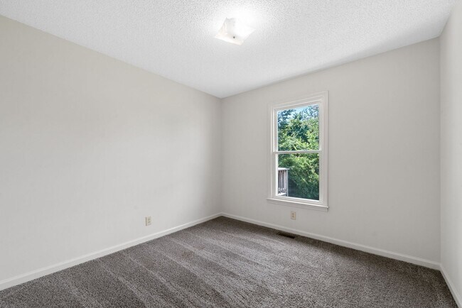 Building Photo - 3 Bedroom Pet Friendly Home For Rent Near 101st Parkway!