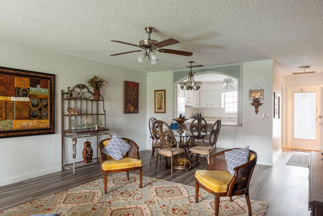 Building Photo - 228 Down E Ln