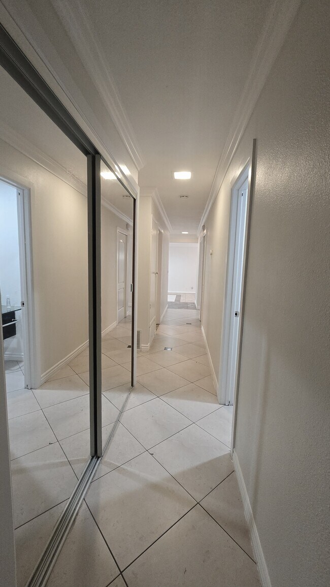 Building Photo - 2744 E Bennett Ave