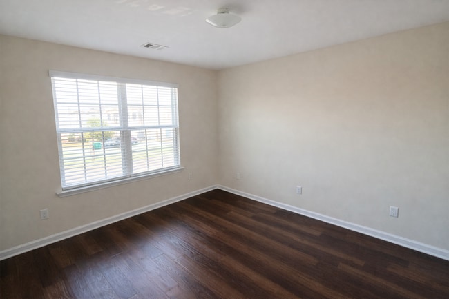 Building Photo - 14 Miller Park Cir