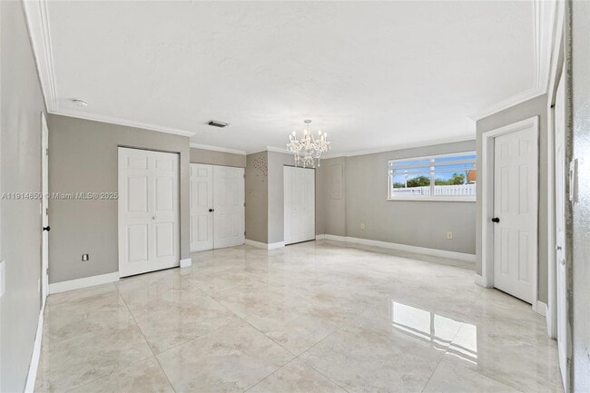 Building Photo - 810 E 9th Pl