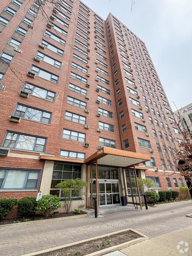 Building Photo - 2909 N Sheridan Rd