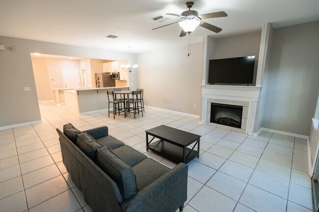 Building Photo - Beautiful 3 Bedroom 2 1/2 Bath Condo