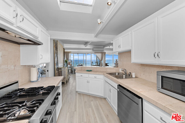 Building Photo - 27060 Malibu Cove Colony Dr