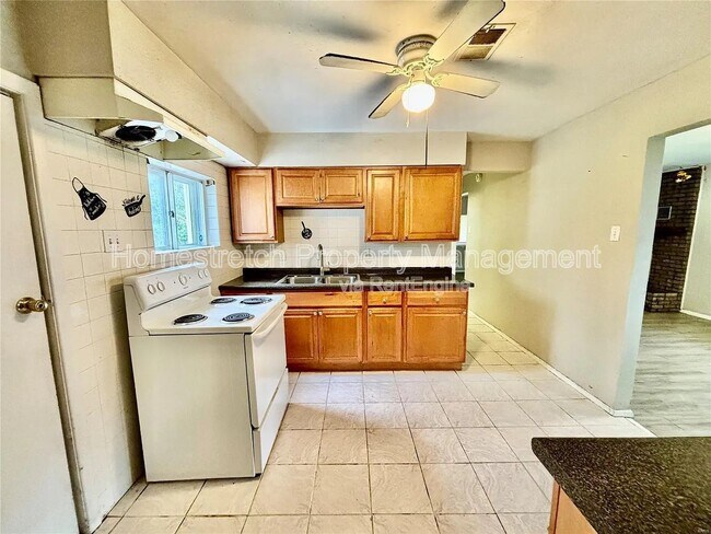 Building Photo - 10051 Royal Dr
